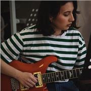 Docente di musica, impartisce lezioni di solfeggio, armonia e chitarra